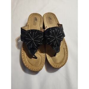 Cliffs by White Mountain Sandals sz 10 M Faux Leather Thong Black Flower Wedge
